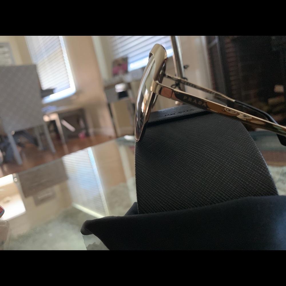 Prada - Picture 4 of 4